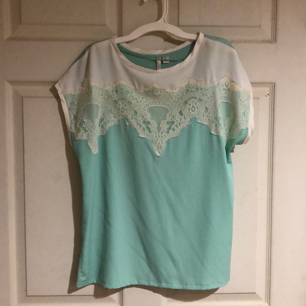 Lace detailed top